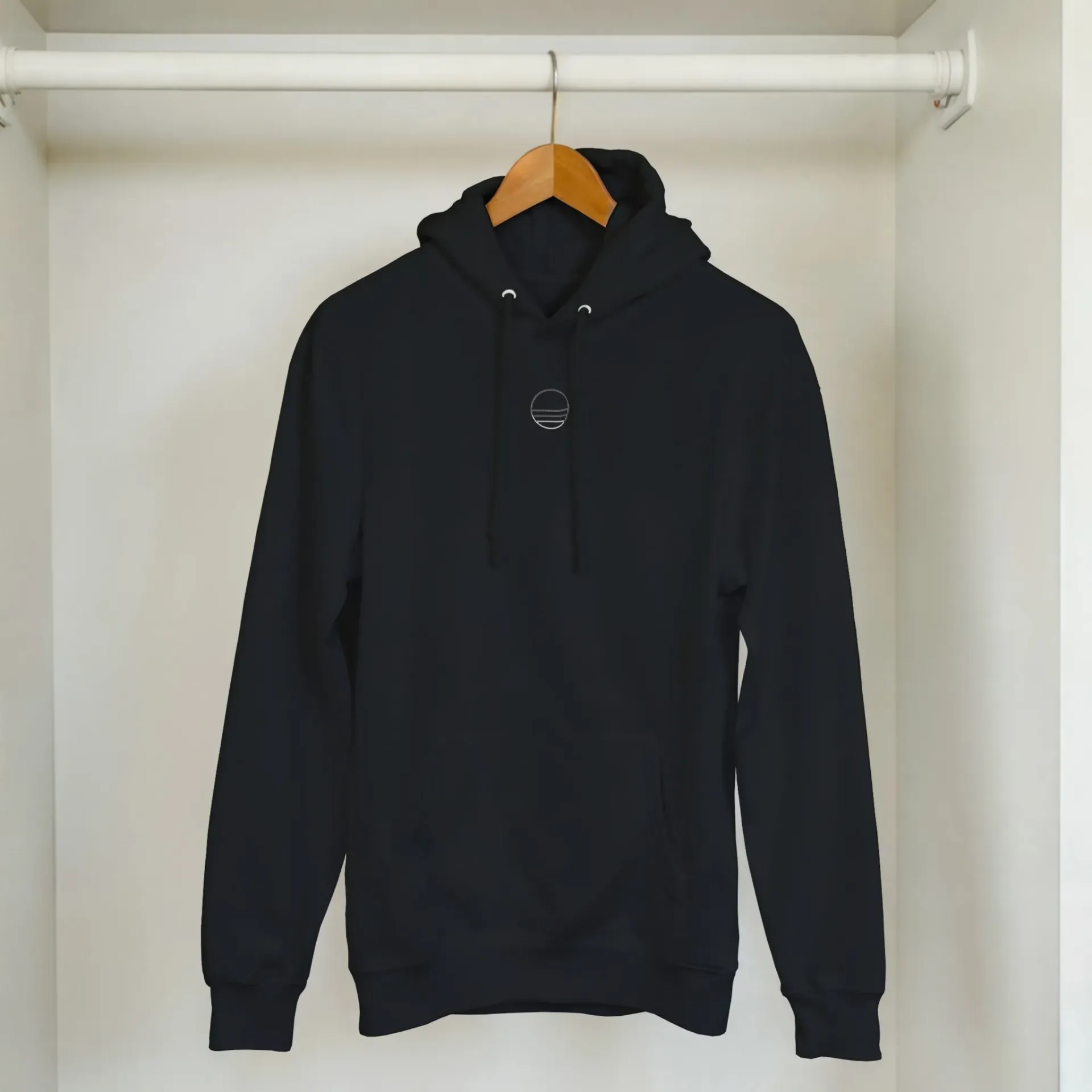 JIJ.LIFE — The Sun — Geborduurde hoodie zwart